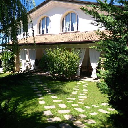I Salici Villa Marina di Massa Eksteriør billede